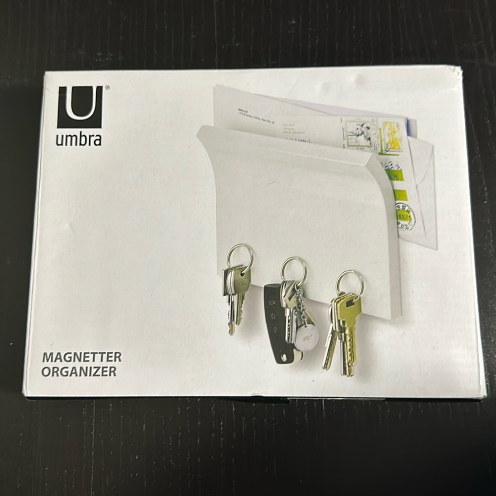 Umbra magnetic organizer